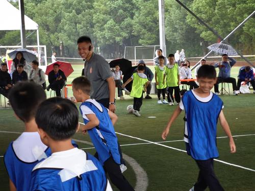 郑州市郑东新区白沙小学姚腾飞老师执教的《小足球—脚内侧接地滚球变向》一课在大会上进行了精彩展示