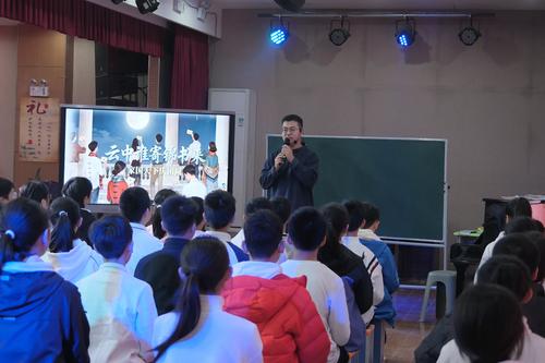 2.郑东新区外国语学校教育集团丰盈校区薛康乐老师做《乡愁》课例展示