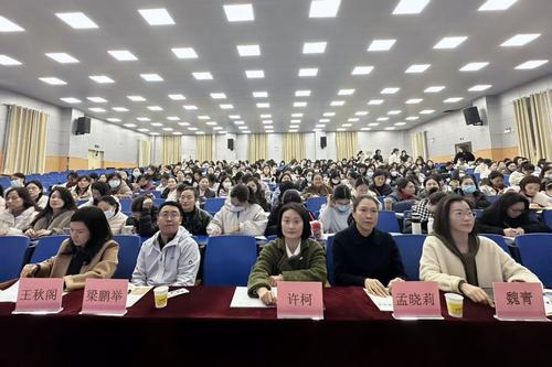 图2：郑东新区全体初中英语教师参会