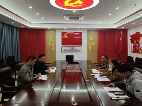 蒋树立老师和清华附中郑州学校思政教师进行课后评课