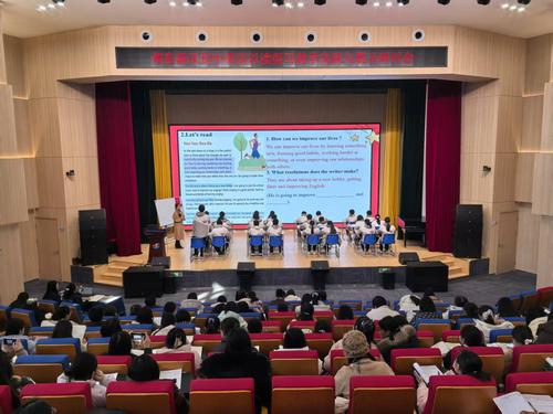 图1：郑东新区外国语学校丰盈新区赵宁老师做课例展示