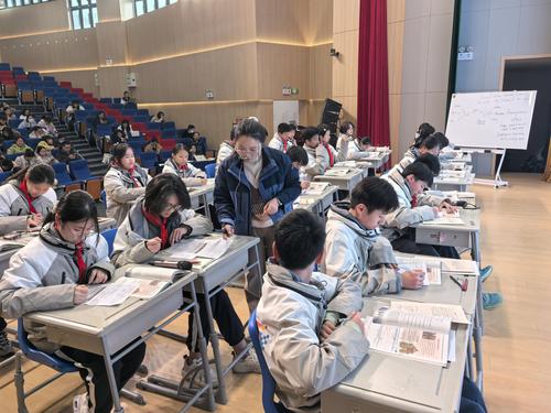 图2：上海师范大学附属郑州启佳中学姚梦迪老师做课例展示
