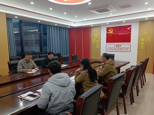 2.郑东新区基础教育教学研究室蒋树立老师和参会老师课后研讨