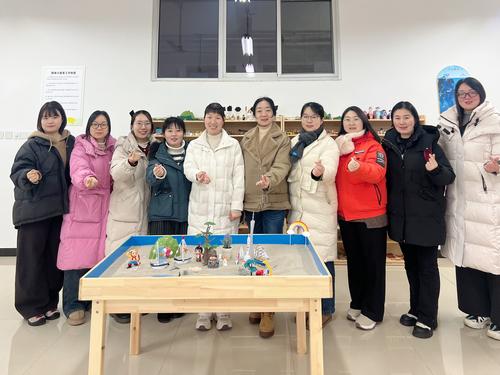 2宣传组成员共创沙盘作品《幸福开局》