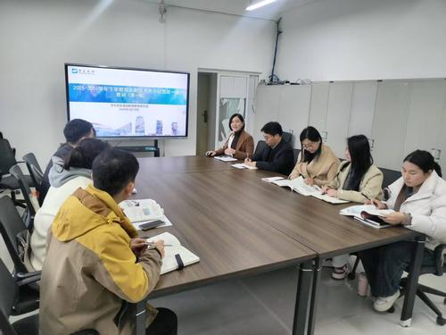 2.各学段老师进行思政一体教学研讨