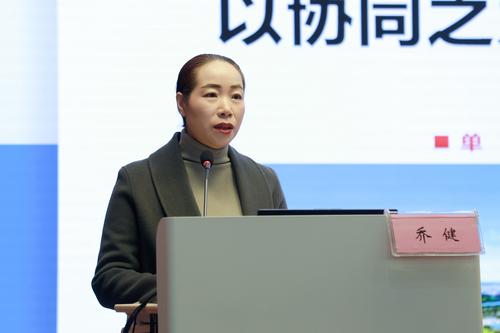 1.郑东新区教育文化体育局党委委员乔健对区域幼儿园做科学教育专题报告