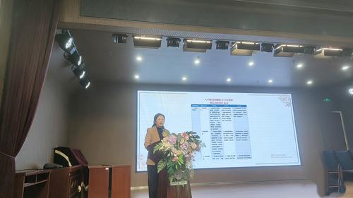 秦亚楠做关于《新课标引领新方向 新课堂承载新使命》专题讲座