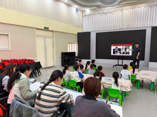 2.郑东新区基础教育教学研究室幼教教研员陈静带领老师深入园所听课指导