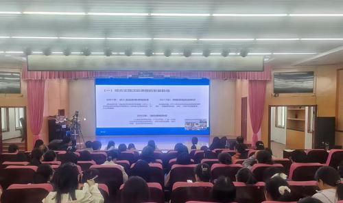 全体教师认真听讲座1