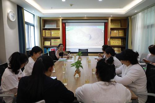 1.郑东新区开展“基于问题提升民办幼儿园保育教育质量”主题教研活动