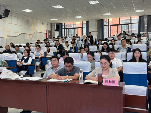 参会教师认真听会 参会教师认真听会