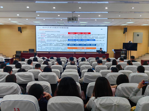全体参会老师认真聆听 全体参会老师认真聆听